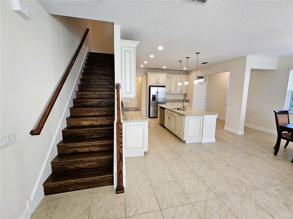 出租: $3,195 (3 贝兹, 2 浴室, 2200 平方英尺)