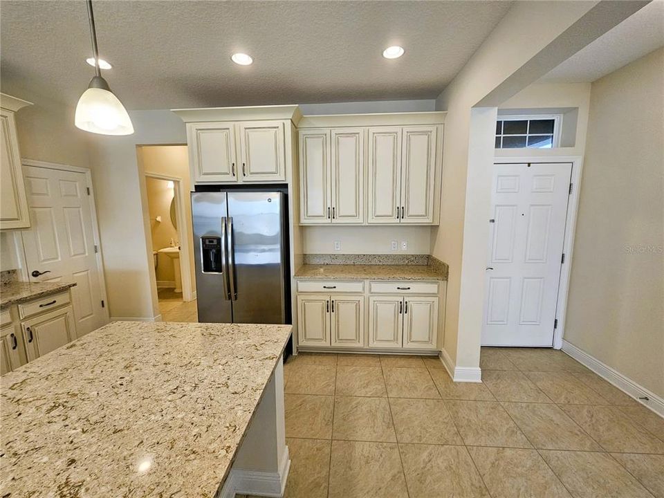 出租: $3,195 (3 贝兹, 2 浴室, 2200 平方英尺)