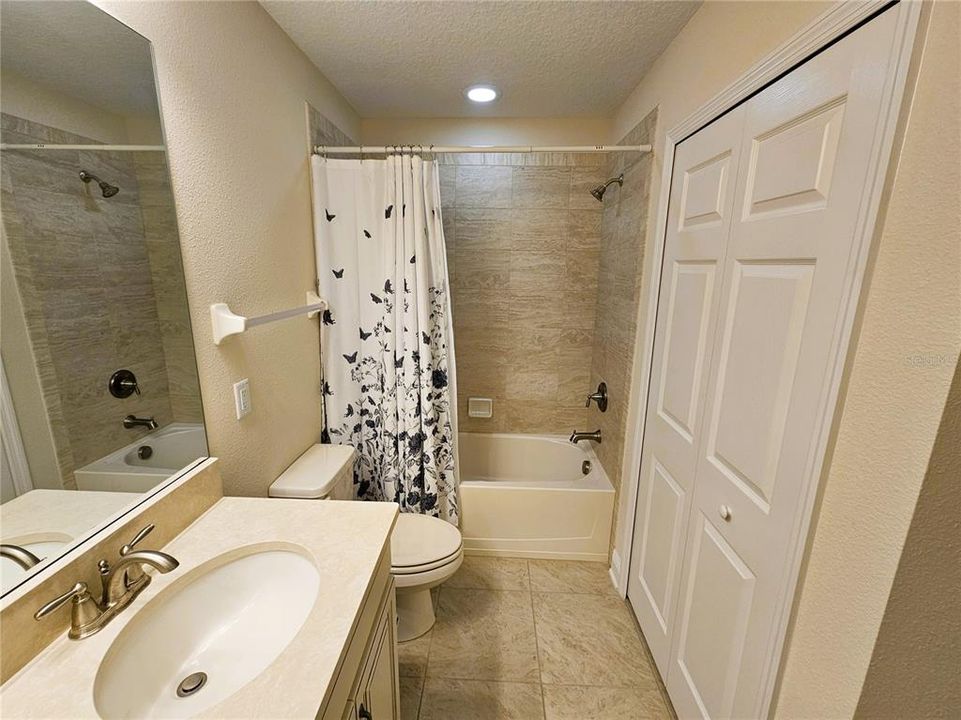 出租: $3,195 (3 贝兹, 2 浴室, 2200 平方英尺)