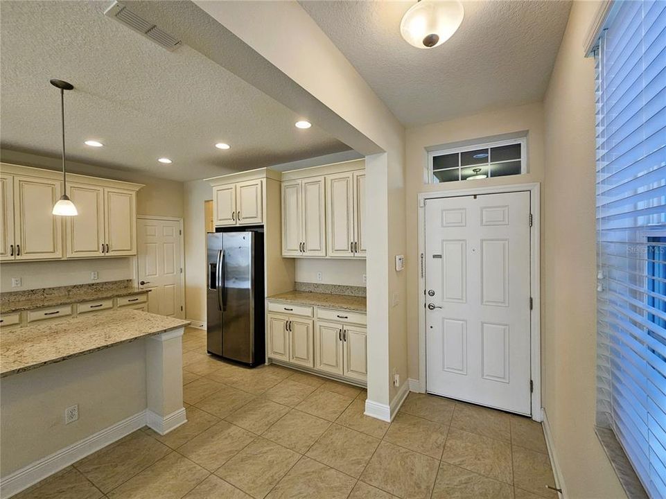 出租: $3,195 (3 贝兹, 2 浴室, 2200 平方英尺)