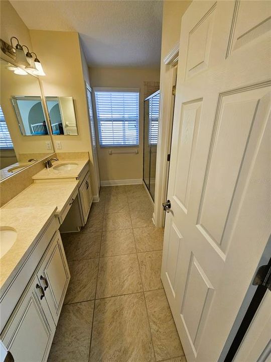 出租: $3,195 (3 贝兹, 2 浴室, 2200 平方英尺)