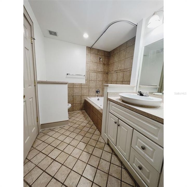 For Rent: $1,650 (1 beds, 1 baths, 996 Square Feet)