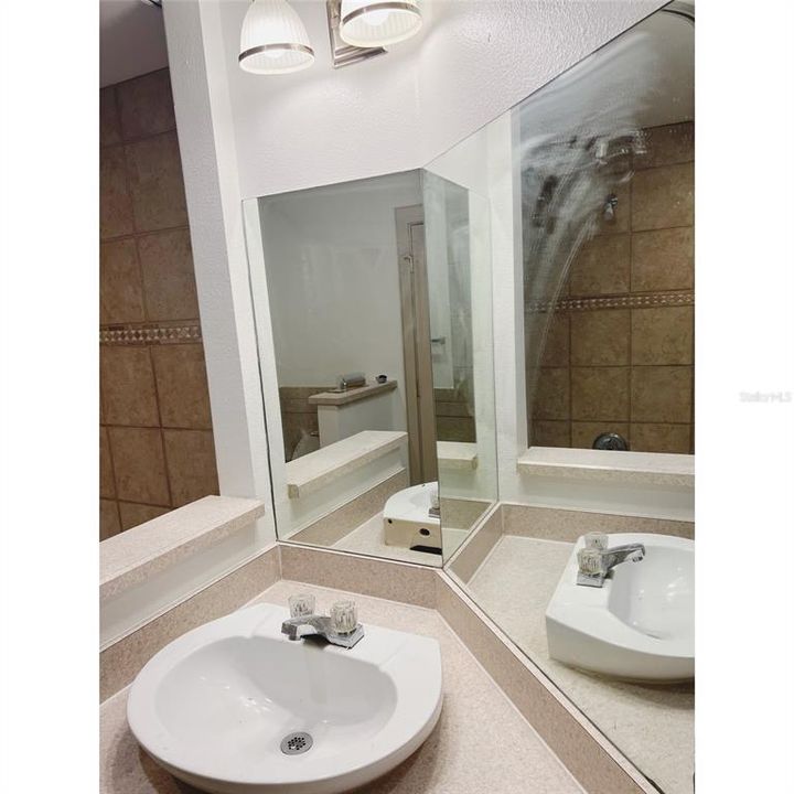 For Rent: $1,650 (1 beds, 1 baths, 996 Square Feet)