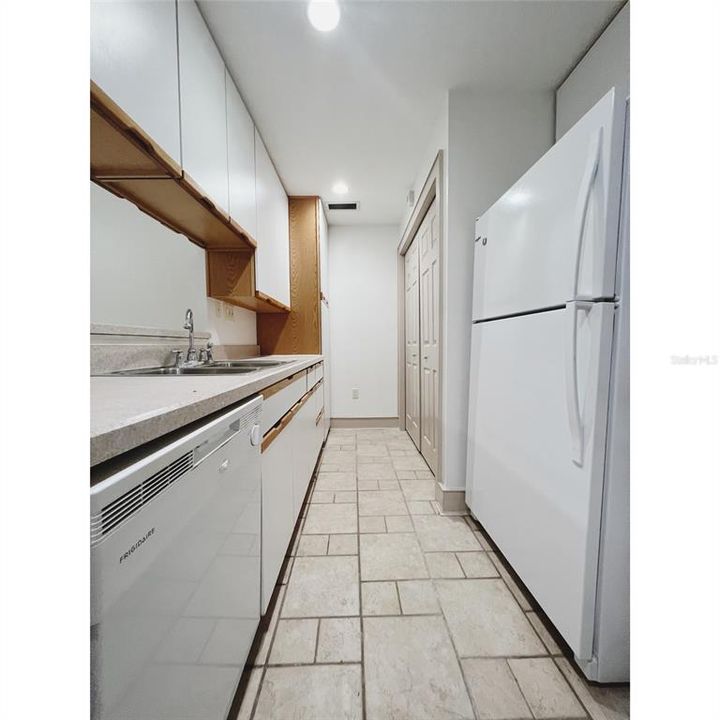 For Rent: $1,650 (1 beds, 1 baths, 996 Square Feet)