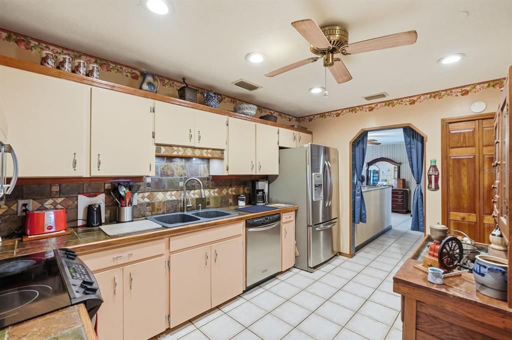 For Sale: $340,000 (3 beds, 2 baths, 1698 Square Feet)
