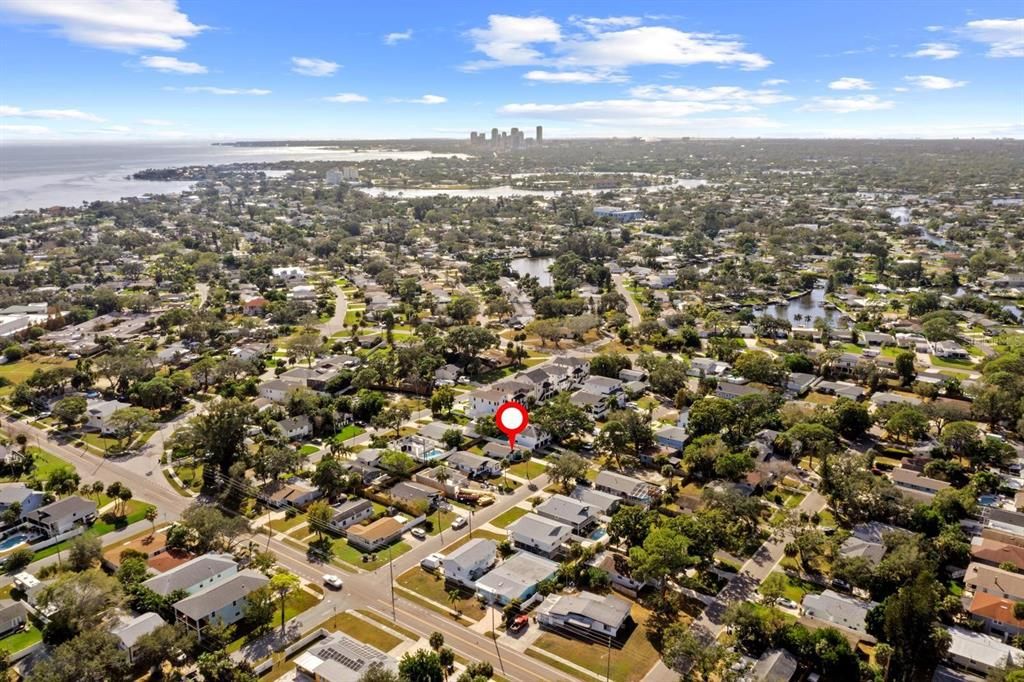 合同活跃: $165,000 (2 贝兹, 1 浴室, 816 平方英尺)