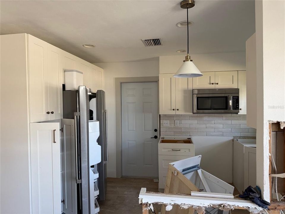 合同活跃: $165,000 (2 贝兹, 1 浴室, 816 平方英尺)