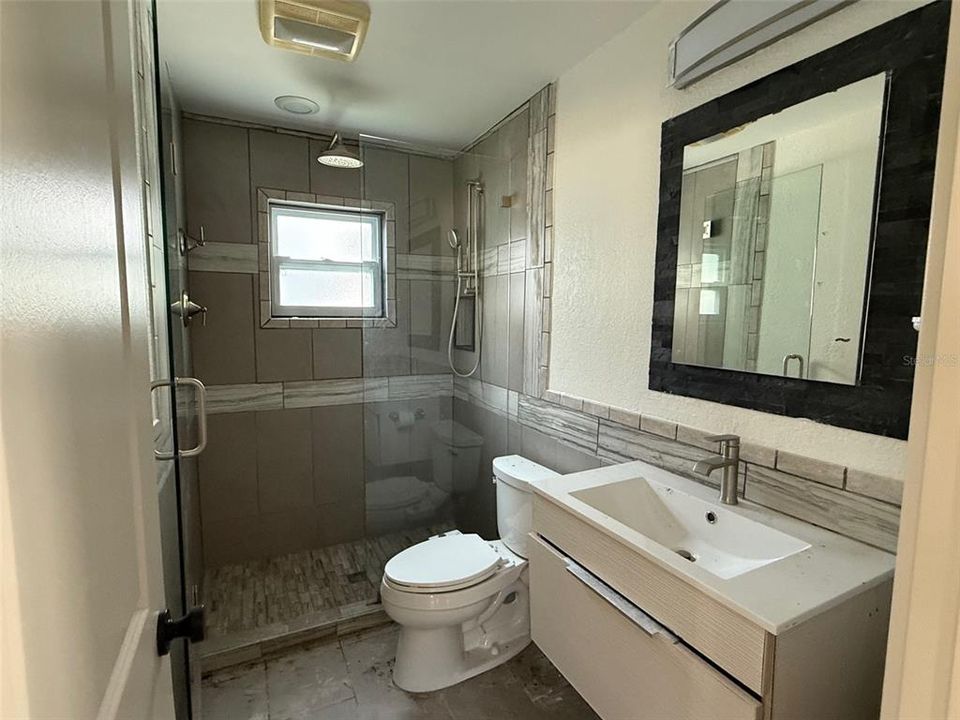 合同活跃: $165,000 (2 贝兹, 1 浴室, 816 平方英尺)