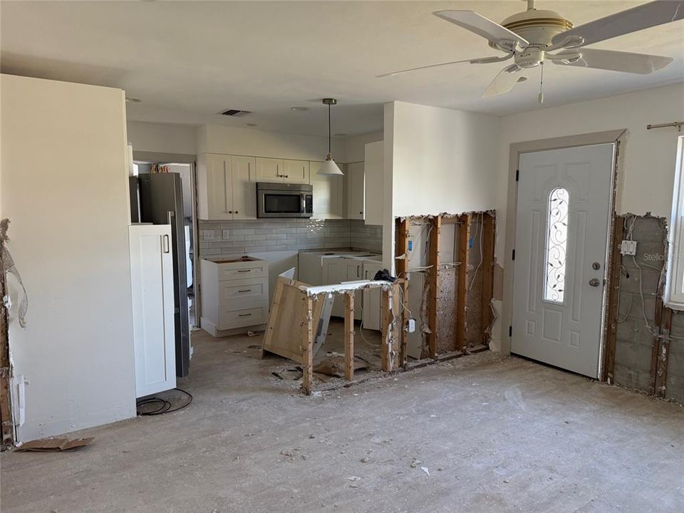 合同活跃: $165,000 (2 贝兹, 1 浴室, 816 平方英尺)