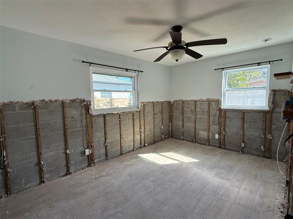 合同活跃: $165,000 (2 贝兹, 1 浴室, 816 平方英尺)