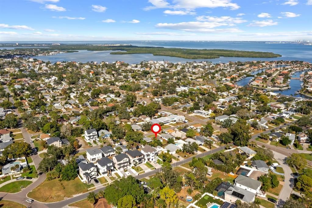 合同活跃: $165,000 (2 贝兹, 1 浴室, 816 平方英尺)