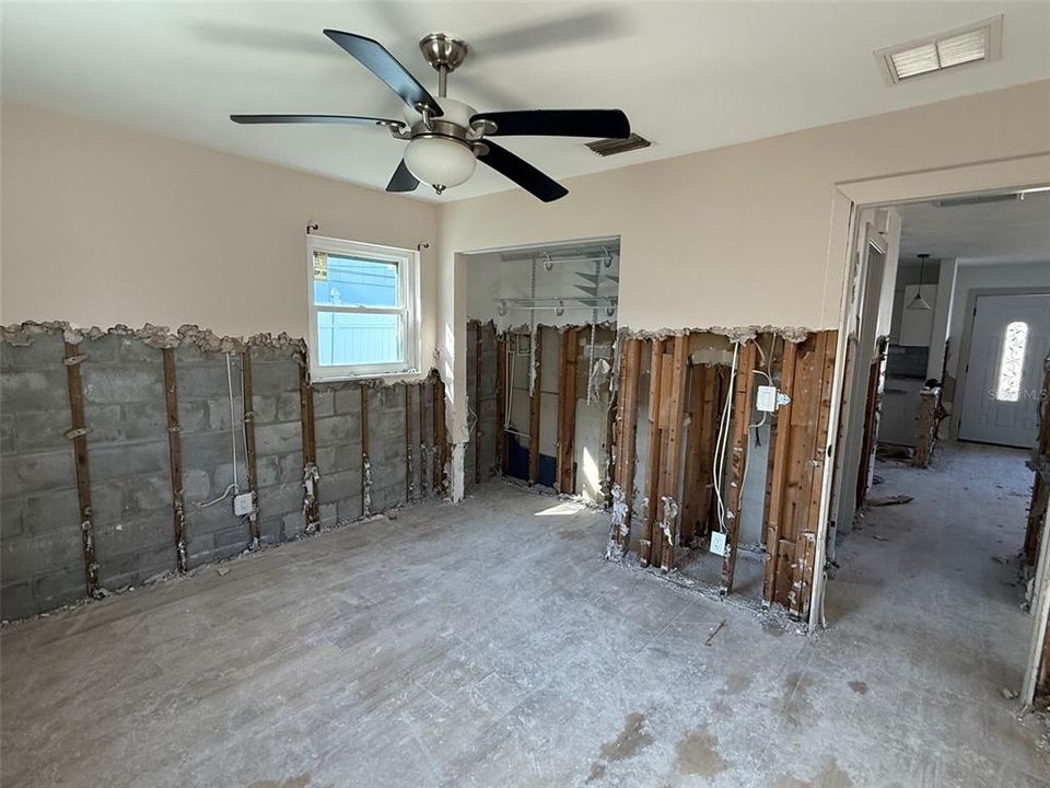 合同活跃: $165,000 (2 贝兹, 1 浴室, 816 平方英尺)