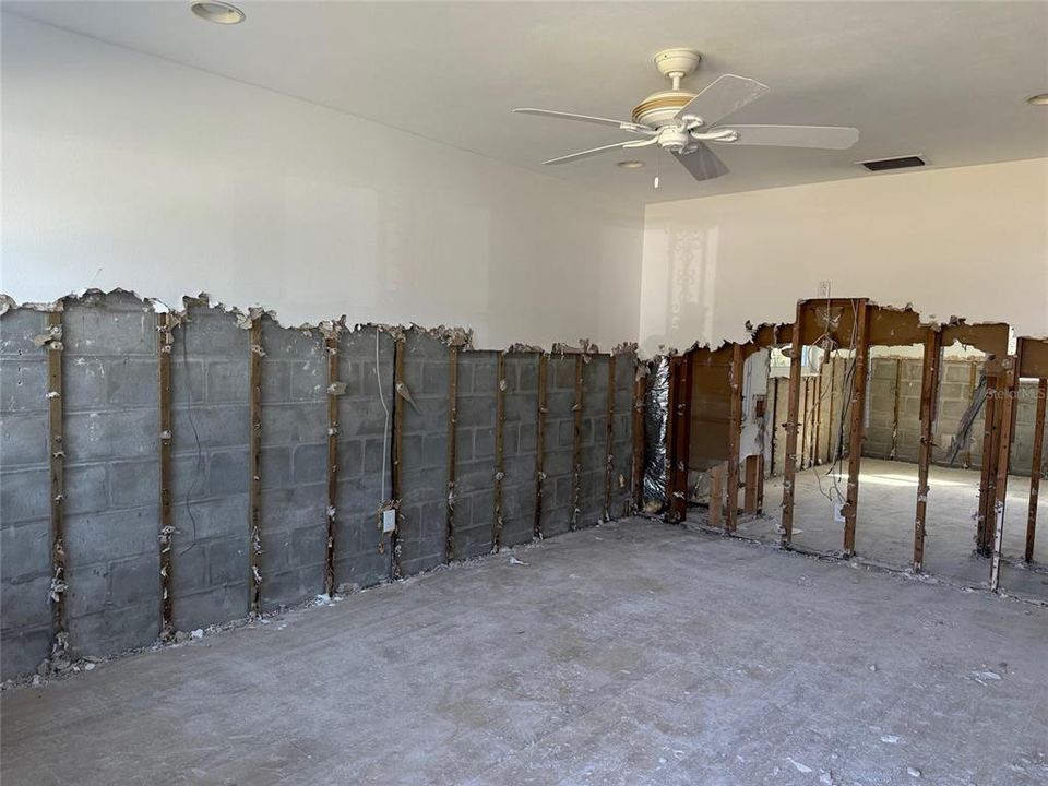 合同活跃: $165,000 (2 贝兹, 1 浴室, 816 平方英尺)