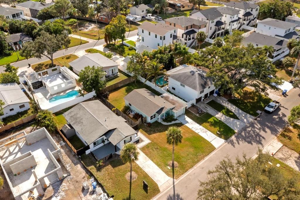 合同活跃: $165,000 (2 贝兹, 1 浴室, 816 平方英尺)