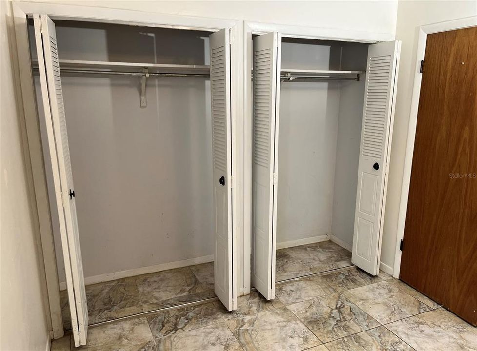 出租: $1,350 (2 贝兹, 1 浴室, 900 平方英尺)