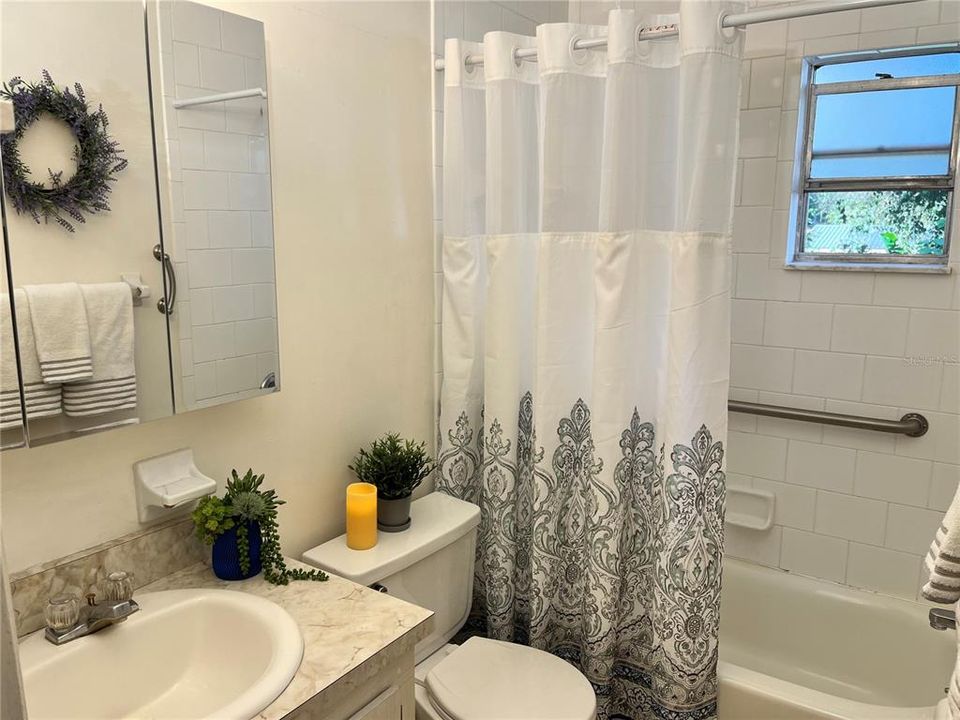 出租: $1,350 (2 贝兹, 1 浴室, 900 平方英尺)