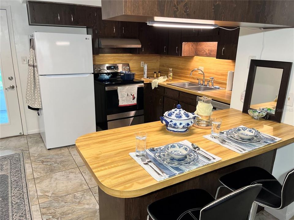 出租: $1,350 (2 贝兹, 1 浴室, 900 平方英尺)