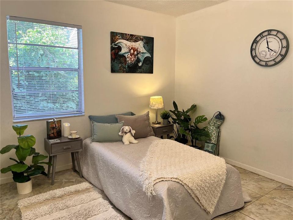 出租: $1,350 (2 贝兹, 1 浴室, 900 平方英尺)