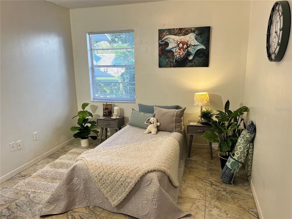 出租: $1,350 (2 贝兹, 1 浴室, 900 平方英尺)