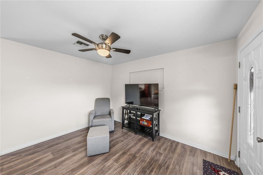 En Venta: $319,900 (4 camas, 2 baños, 1470 Pies cuadrados)