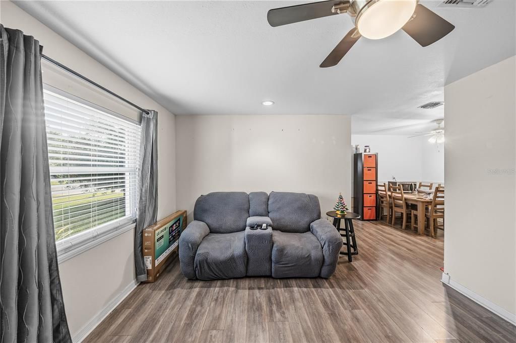 En Venta: $319,900 (4 camas, 2 baños, 1470 Pies cuadrados)