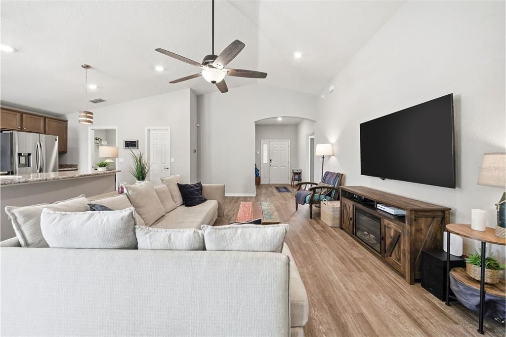 待售: $315,000 (4 贝兹, 2 浴室, 1819 平方英尺)