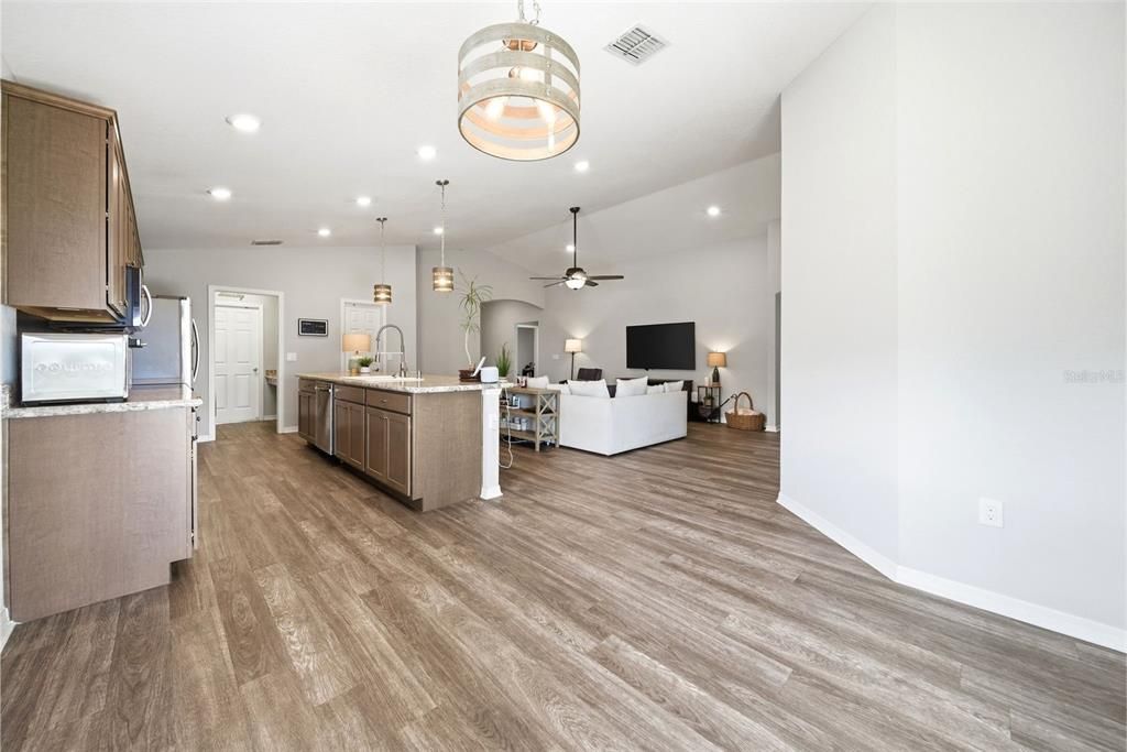 待售: $315,000 (4 贝兹, 2 浴室, 1819 平方英尺)