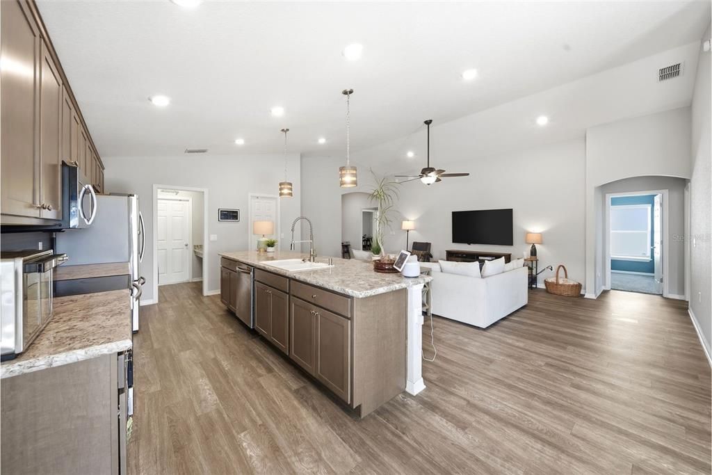 待售: $315,000 (4 贝兹, 2 浴室, 1819 平方英尺)