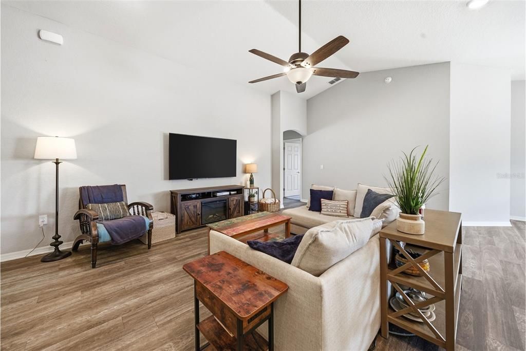 待售: $315,000 (4 贝兹, 2 浴室, 1819 平方英尺)