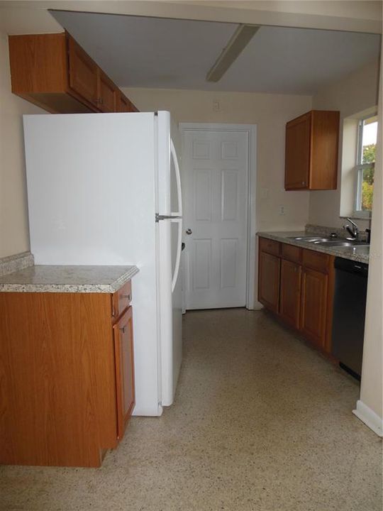 出租: $1,350 (2 贝兹, 1 浴室, 844 平方英尺)