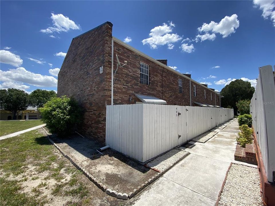 待售: $148,800 (2 贝兹, 1 浴室, 1332 平方英尺)