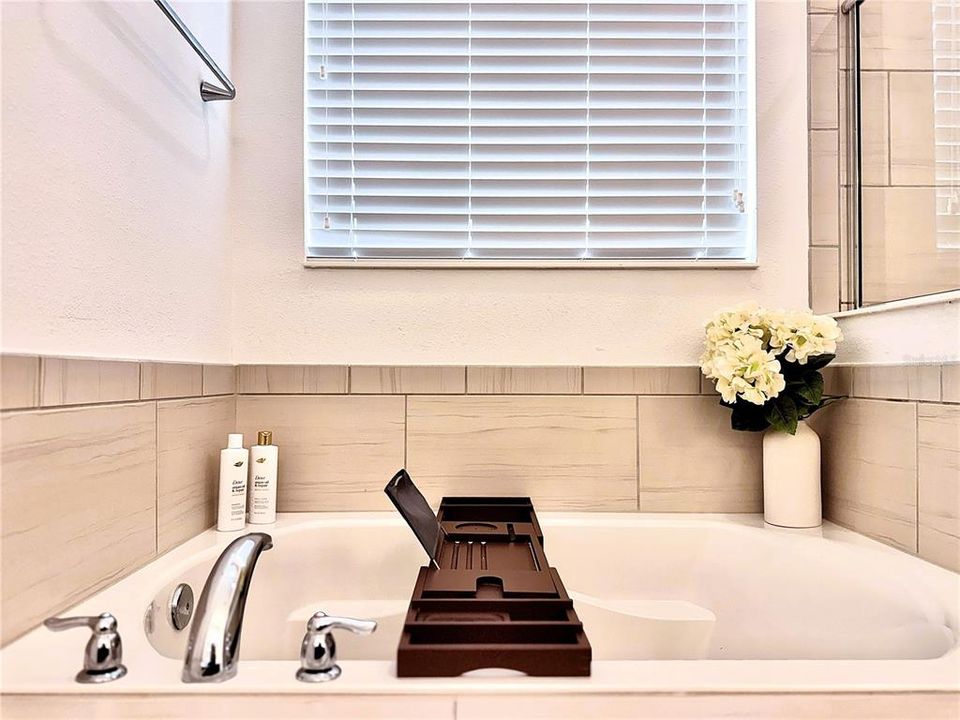 For Sale: $950,000 (5 beds, 3 baths, 3717 Square Feet)