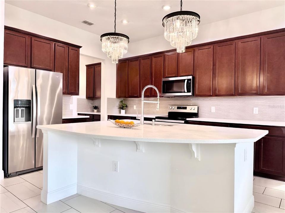 For Sale: $950,000 (5 beds, 3 baths, 3717 Square Feet)