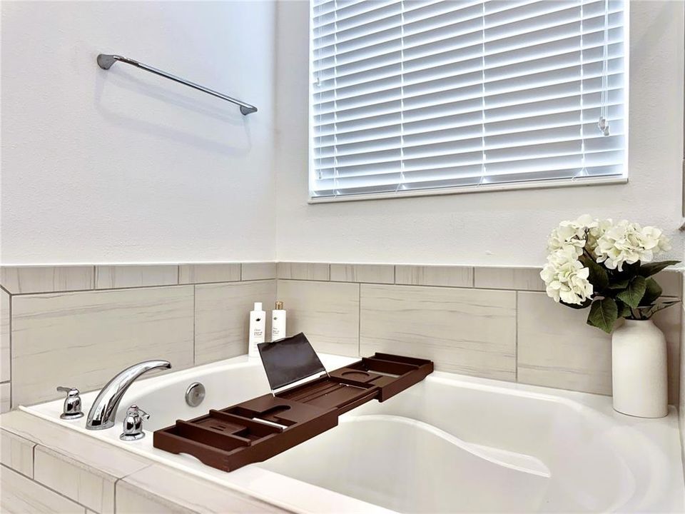 For Sale: $950,000 (5 beds, 3 baths, 3717 Square Feet)