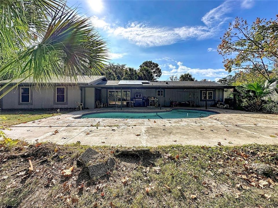 For Sale: $355,000 (6 beds, 2 baths, 2383 Square Feet)