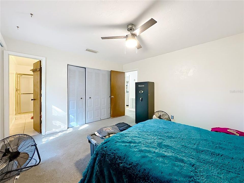 For Sale: $355,000 (6 beds, 2 baths, 2383 Square Feet)