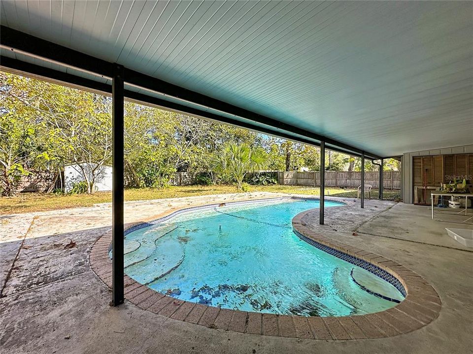 For Sale: $355,000 (6 beds, 2 baths, 2383 Square Feet)