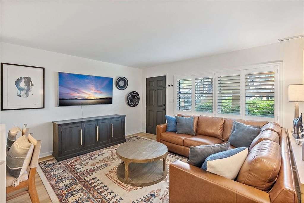 For Sale: $249,000 (1 beds, 1 baths, 765 Square Feet)