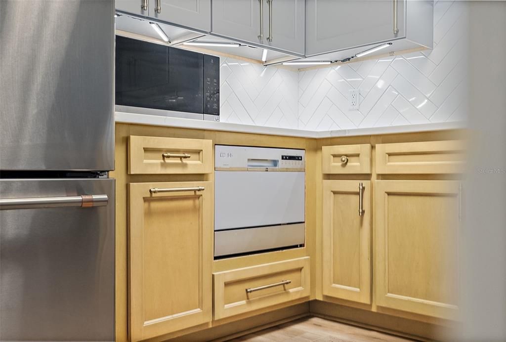 For Sale: $249,000 (1 beds, 1 baths, 765 Square Feet)