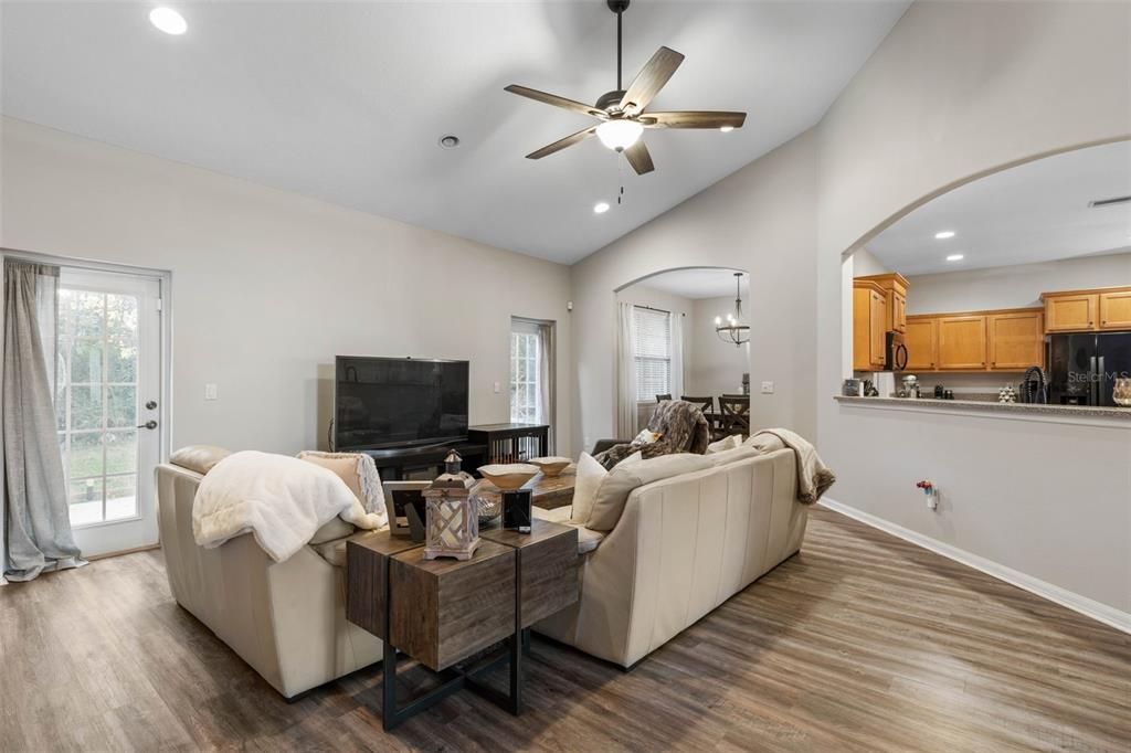 待售: $499,000 (3 贝兹, 2 浴室, 1945 平方英尺)