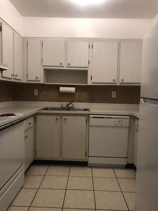 For Sale: $100,000 (2 beds, 2 baths, 978 Square Feet)