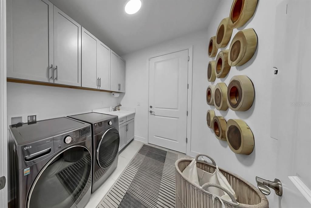 For Sale: $800,000 (4 beds, 4 baths, 2943 Square Feet)