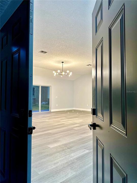 For Sale: $300,000 (3 beds, 2 baths, 1728 Square Feet)