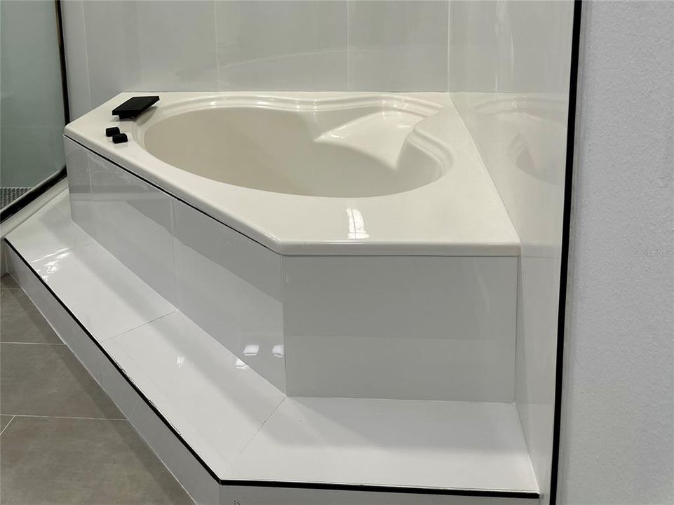 For Sale: $300,000 (3 beds, 2 baths, 1728 Square Feet)