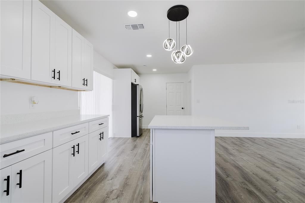 待售: $445,000 (4 贝兹, 2 浴室, 1398 平方英尺)