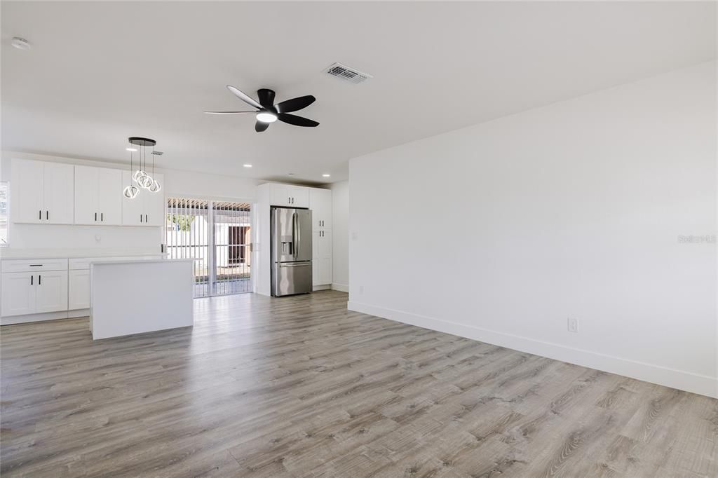 待售: $445,000 (4 贝兹, 2 浴室, 1398 平方英尺)