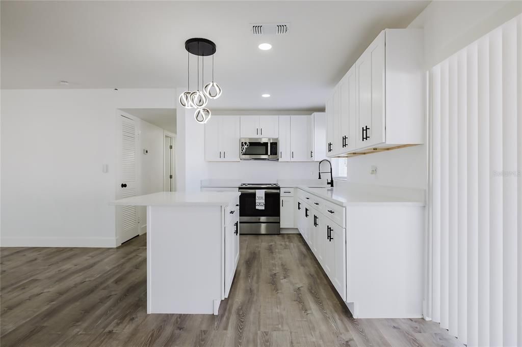 待售: $445,000 (4 贝兹, 2 浴室, 1398 平方英尺)