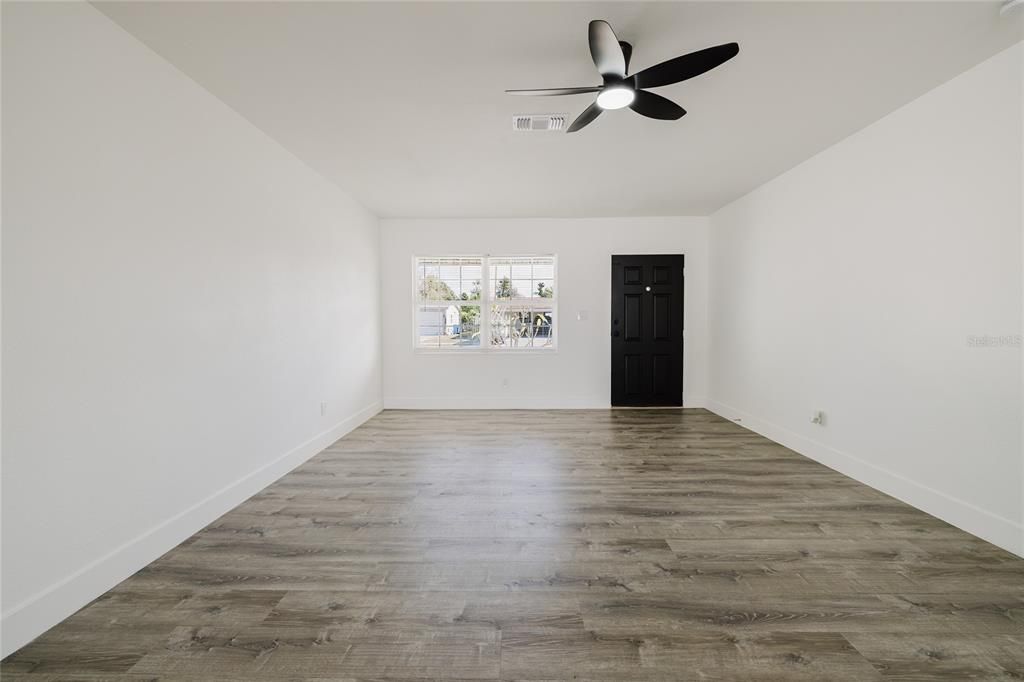 待售: $445,000 (4 贝兹, 2 浴室, 1398 平方英尺)