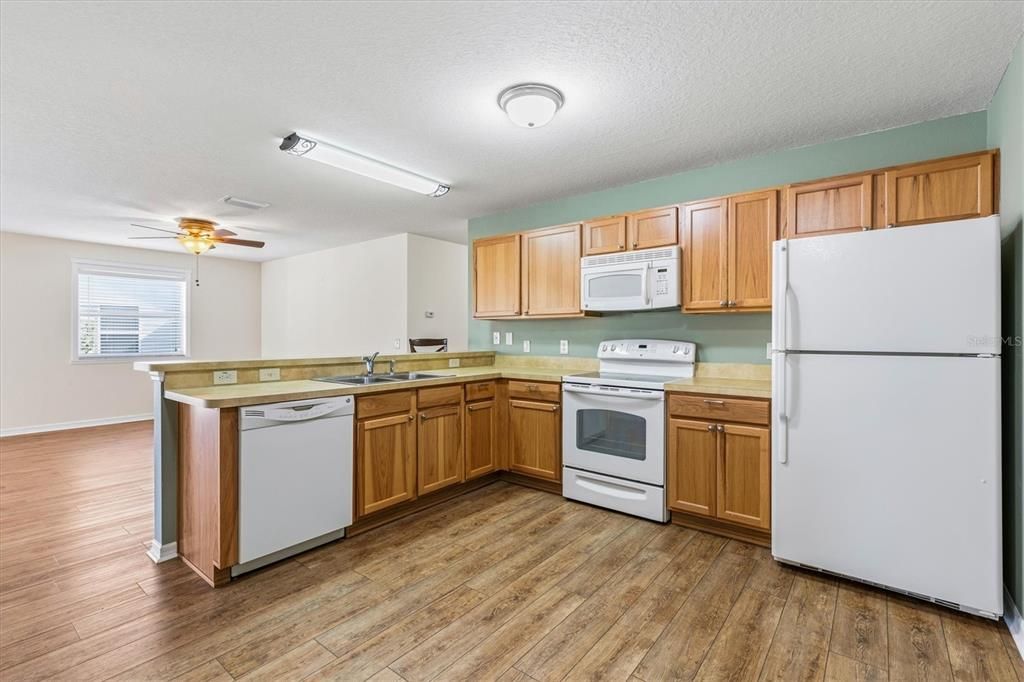 待售: $299,900 (2 贝兹, 2 浴室, 1135 平方英尺)