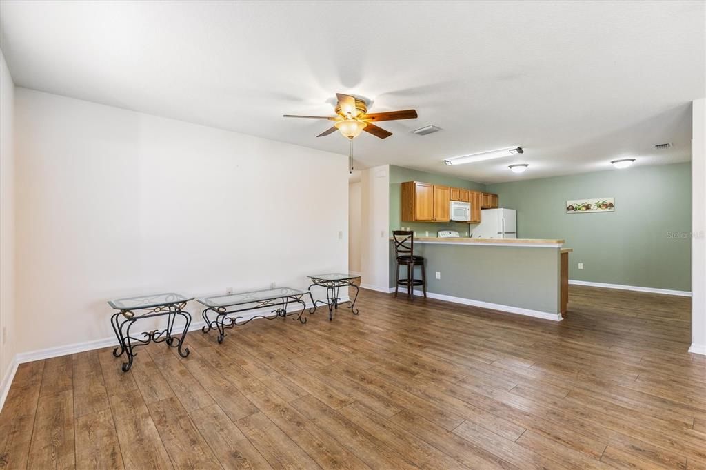 待售: $299,900 (2 贝兹, 2 浴室, 1135 平方英尺)